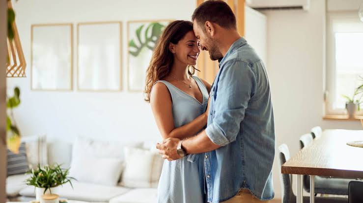 5 Quiet Actions That Make a Man Fall Deeply in Love Without a Word
