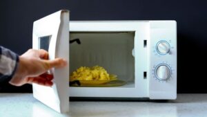 Strange Scene in Kasarani as Thief Brings Back Stolen Microwave Wrapped in Bedsheet and Knocks Calmly