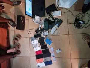 Phone Snatcher Walks Into Nairobi Police Station, Says His Legs Couldn’t Stop Moving Until He Reached the Front Desk