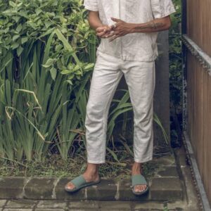 “Sio Mimi Mwizi!” Man Screams as Stolen Slippers Mysteriously Stick to His Feet Outside Mosque