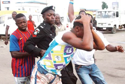 Man Pleads for Mercy After Trying to Flee With Landlord’s Wife – What Happened Forced Him to Surrender
