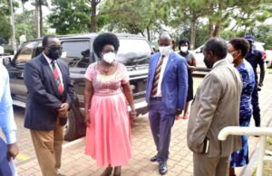 Séx For Marks!! See How Horny Makerere Lecturer Wanted To ‘Chew’ Museveni’s Beautiful Minister