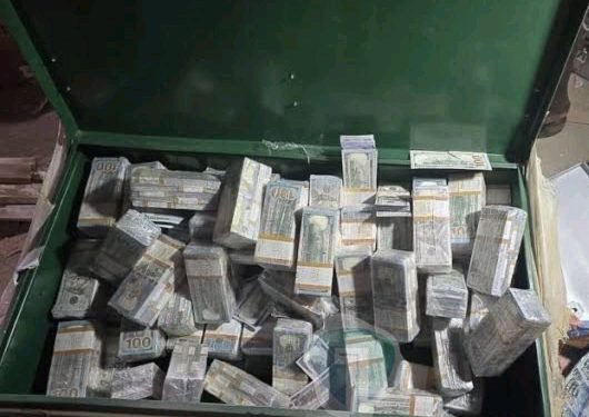 UNBELIEVABLE!! URA customs officer Rejects shs.300m Bribe after Uncovering m hidden in Container